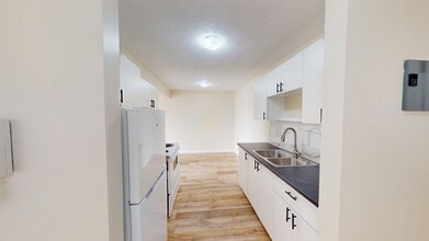 10222-10105 105 Ave in Grande Prairie, AB - Building Photo - Building Photo