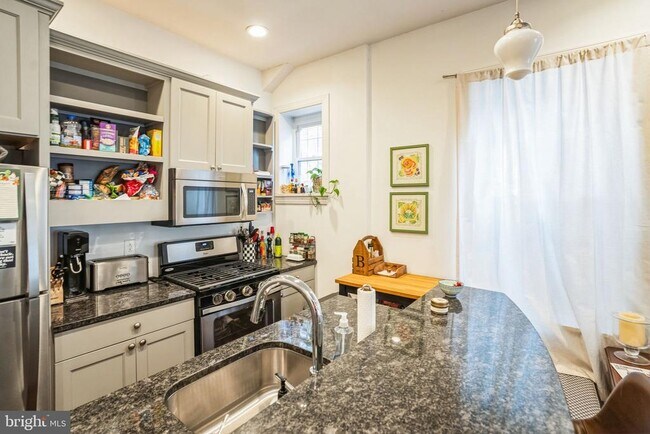 2124 Spruce St in Philadelphia, PA - Building Photo - Building Photo