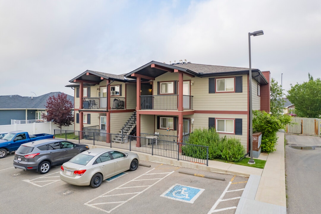 Mundy Park Apartments in High River, AB - Building Photo