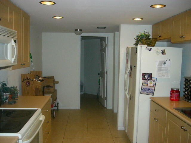 1915 Lavers Cir-Unit -E-307 in Delray Beach, FL - Building Photo - Building Photo