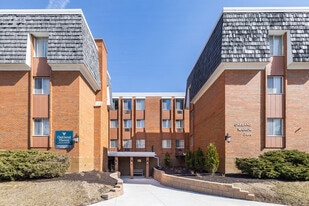 Oakland Manor in Milwaukee, WI - Building Photo