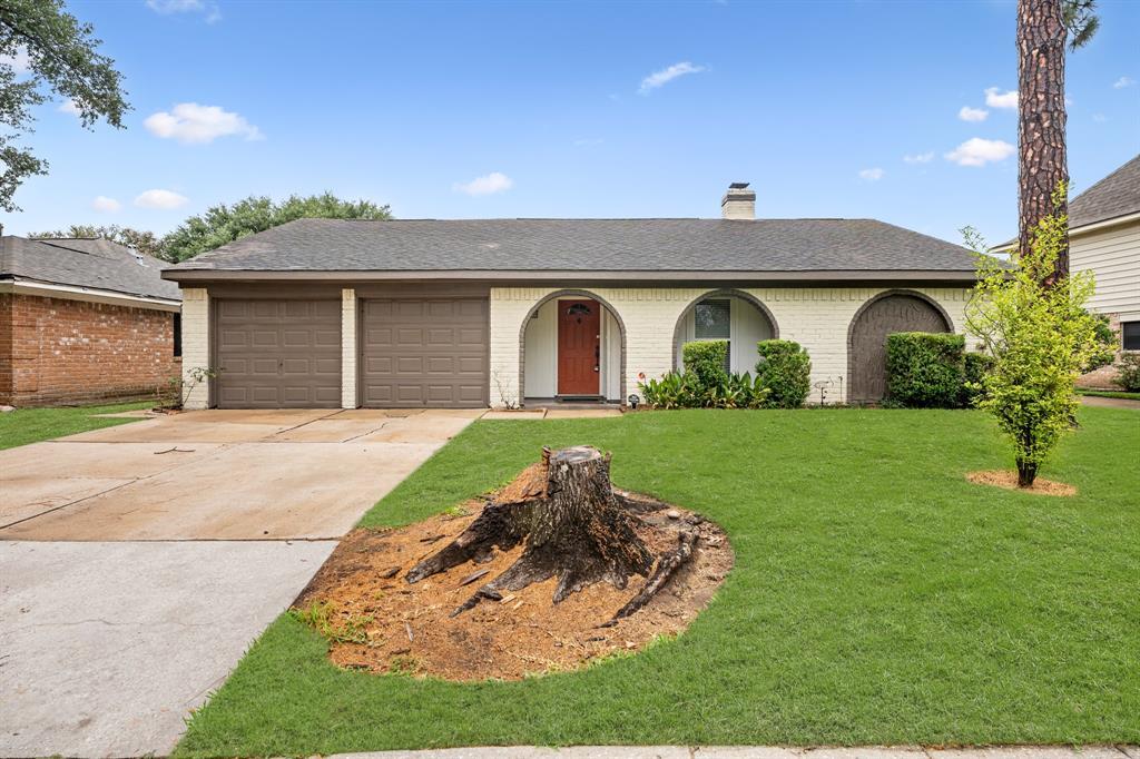 16011 Hickory Knoll Dr in Houston, TX - Building Photo