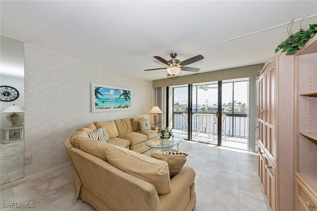 591 Seaview Ct in Marco Island, FL - Building Photo