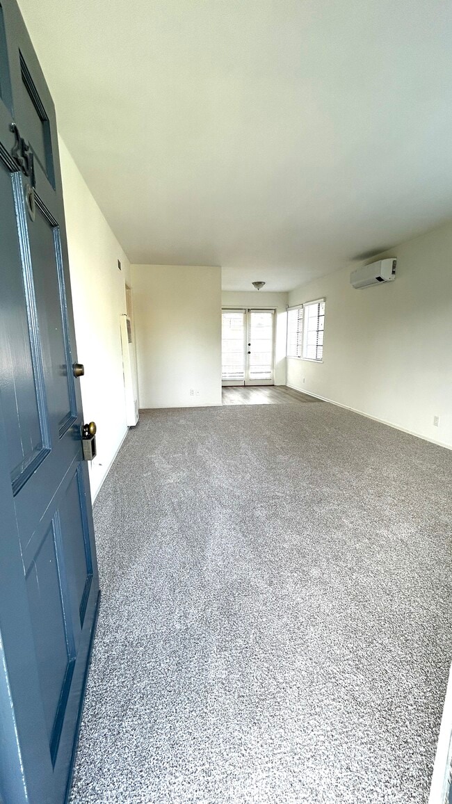 251 S Church Ln in Los Angeles, CA - Foto de edificio - Building Photo