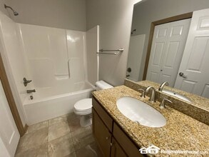 2000 Meadow Ct in Des Moines, IA - Building Photo - Building Photo