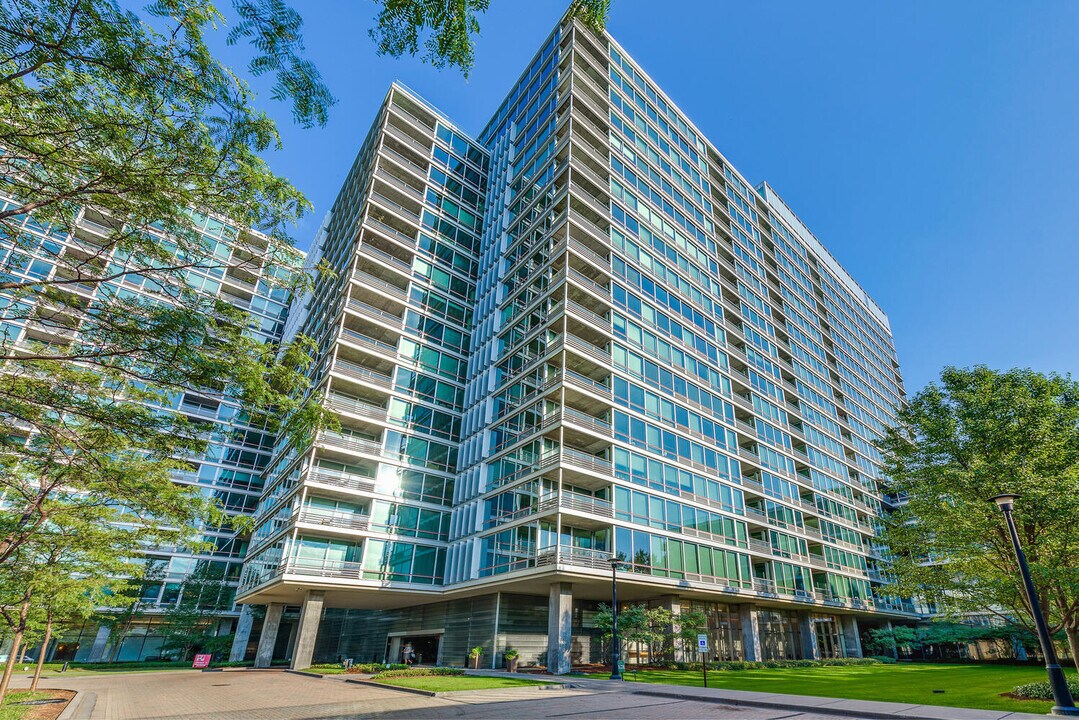 9715 Woods Dr in Skokie, IL - Building Photo