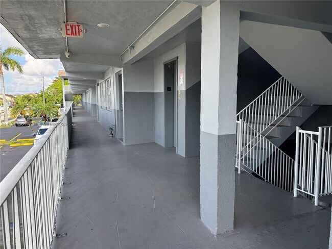 11195 SW 1st St in Miami, FL - Building Photo - Building Photo