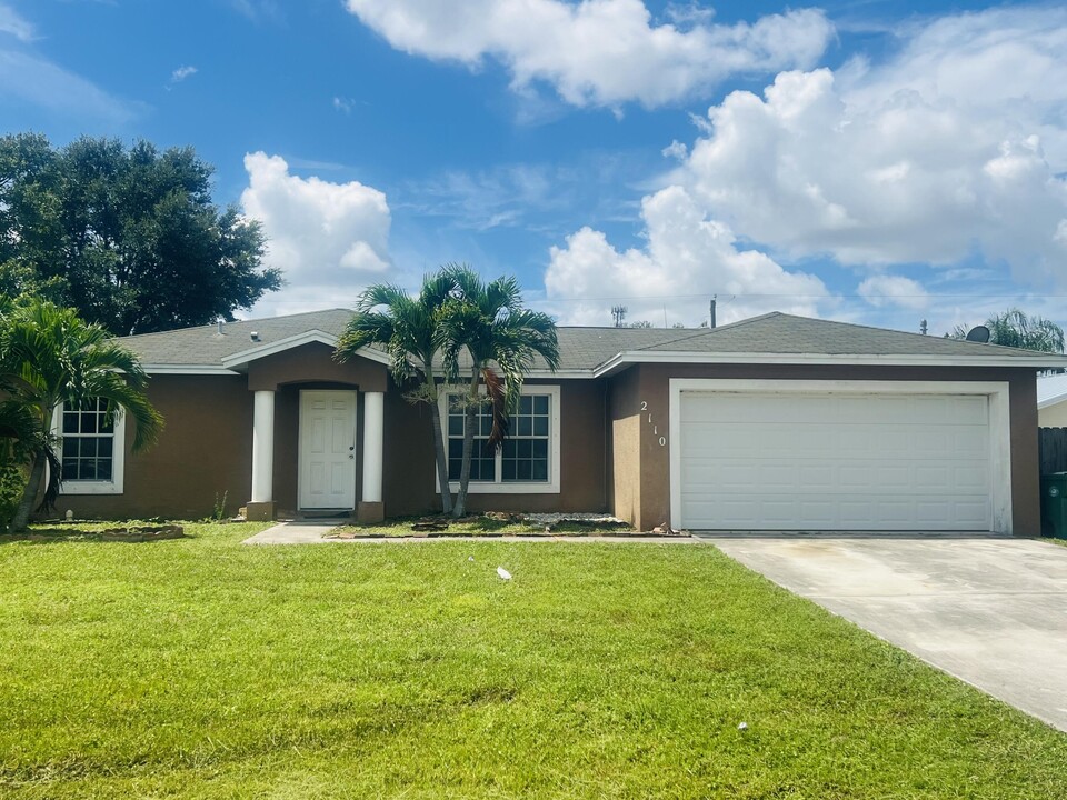 2110 SW Trenton Ln in Port St. Lucie, FL - Building Photo