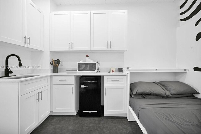 534 NW 50th St, Unit #B in Miami, FL - Foto de edificio - Building Photo