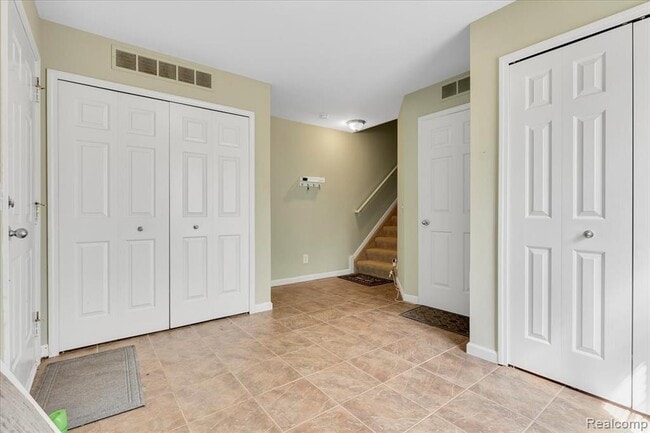 1048 Lakepointe St in Grosse Pointe Park, MI - Building Photo - Building Photo
