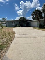 409 4th Ave N in Tierra Verde, FL - Building Photo