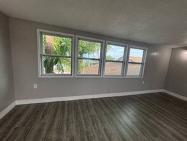 1064 N Tamiami Trl in North Fort Myers, FL - Building Photo