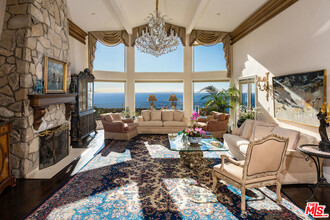 24600 Skyline View Dr in Malibu, CA - Foto de edificio - Building Photo