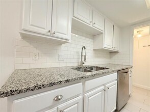 2124 Burton Dr in Austin, TX - Building Photo - Building Photo