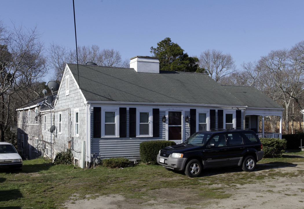 411 W Main St in Hyannis, MA - Building Photo