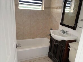 2206 SW 5th St in Fort Lauderdale, FL - Foto de edificio - Building Photo