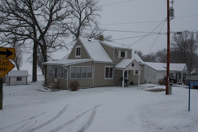 W10355 Blackhawk Trl in Fox Lake, WI - Foto de edificio - Building Photo