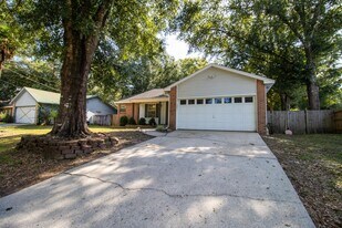 3014 Windsor Cir in Crestview, FL - Building Photo