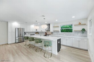 4465 Mariner Rd in Bonita Springs, FL - Foto de edificio - Building Photo