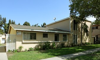 625 W Bellevue Dr in Anaheim, CA - Building Photo