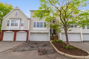3302 Eaton Ct in Danbury, CT - Building Photo