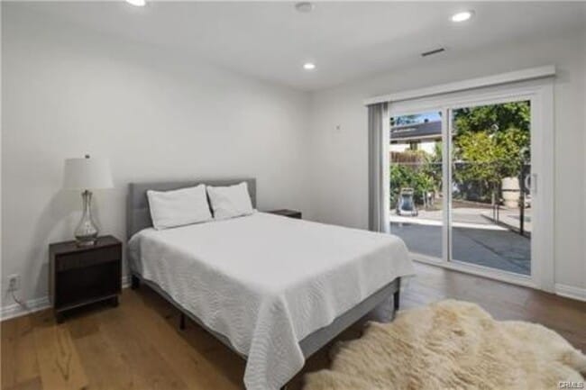 22335 Kittridge St in Los Angeles, CA - Building Photo - Building Photo