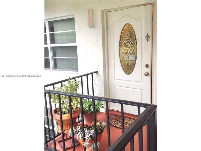 611 S Hollybrook Dr in Pembroke Pines, FL - Building Photo - Building Photo