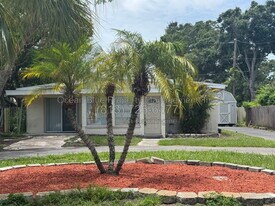 104 Emerald Ln in Largo, FL - Building Photo