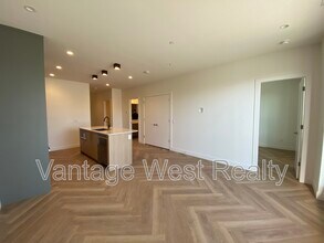 3340-3340 Lakeshore Rd in Kelowna, BC - Building Photo - Building Photo