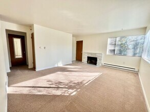 2403 W Lynn St, Unit 2403 in Seattle, WA - Foto de edificio - Building Photo