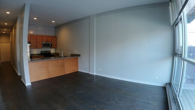 1540 W Fullerton Ave, Unit 407-PH in Chicago, IL - Building Photo - Building Photo