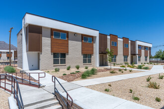 Sun Pointe Apartments in El Paso, TX - Building Photo - Building Photo