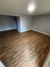 7455 S Saginaw Ave in Chicago, IL - Building Photo - Building Photo