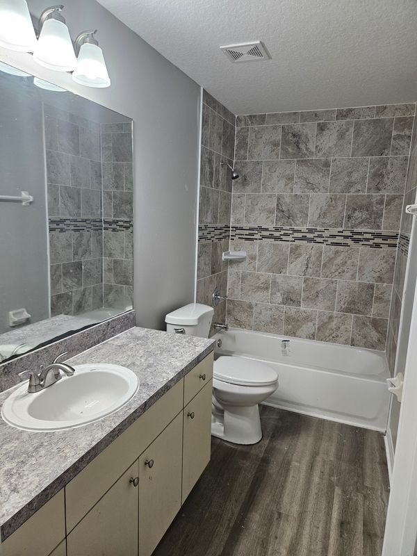 3019 E Comanche Ave in Tampa, FL - Foto de edificio - Building Photo