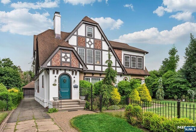 property at 103 N Walnut St