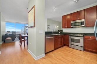 100 E 14th St in Chicago, IL - Foto de edificio - Building Photo