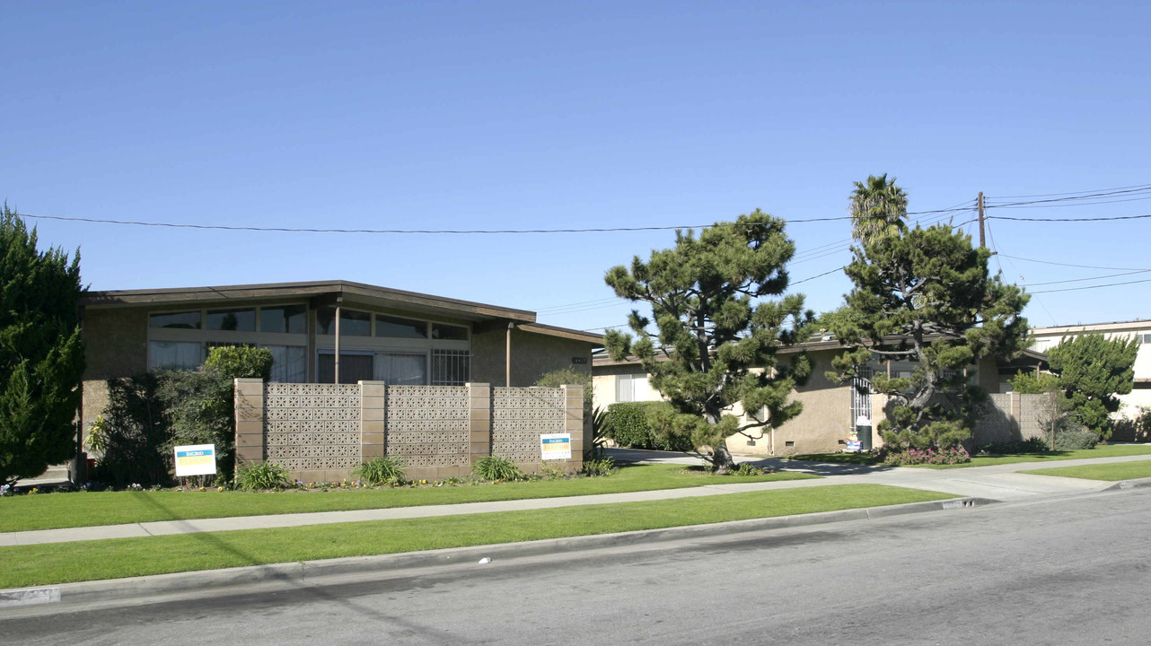 Berendo Apartments in Gardena, CA - Building Photo