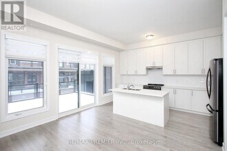 3057 Welsman Gdns in Oakville, ON - Building Photo - Building Photo