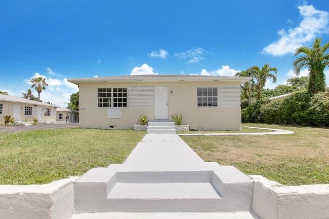 1239 NE 110th St in Miami, FL - Building Photo - Building Photo