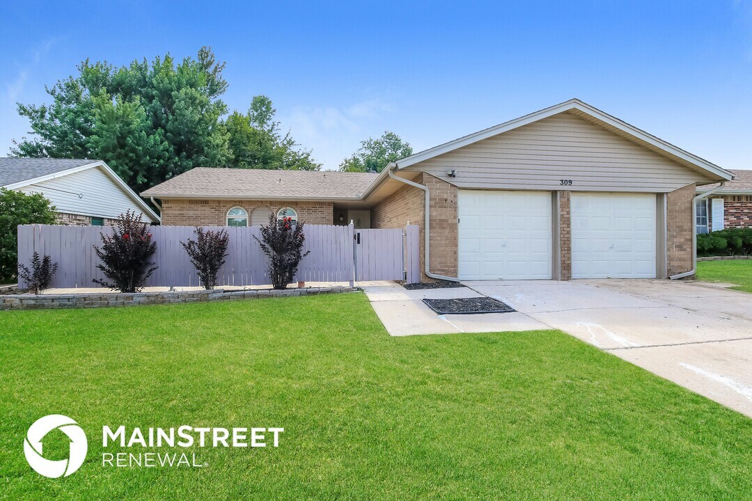 309 S Morgan Dr in Moore, OK - Building Photo