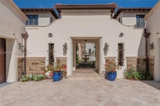 9801 SW 60th Ct in Pinecrest, FL - Building Photo - Building Photo