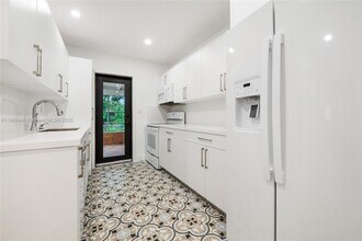 8050 SW 98th Terrace in Miami, FL - Building Photo - Building Photo