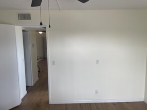 555 Purdy Ln in Palm Springs, FL - Foto de edificio - Building Photo