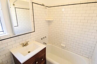 140 Roxbury Dr, Unit 8 in Beverly Hills, CA - Foto de edificio - Building Photo