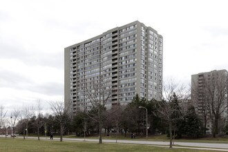 Skypark in Toronto, ON - Building Photo - Building Photo