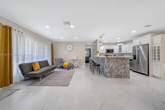 241 Oceanic Ave in Lauderdale-by-the-Sea, FL - Foto de edificio - Building Photo