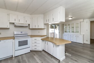 12232 SE 207th St in Kent, WA - Building Photo - Building Photo