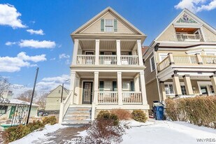 221 Lexington Ave in Buffalo, NY - Building Photo