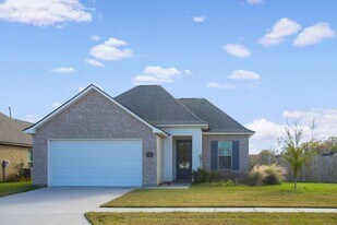 825 Mano Myrtle Dr in Gonzales, LA - Building Photo