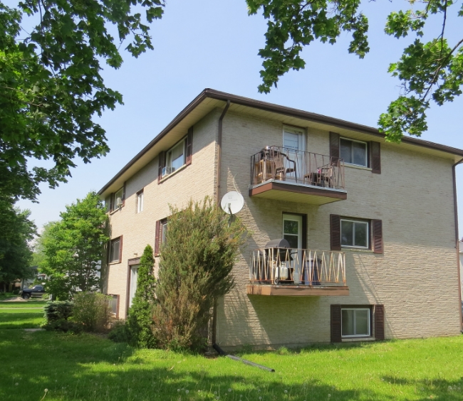 Hillwood Apartments in Belleville, ON - Building Photo